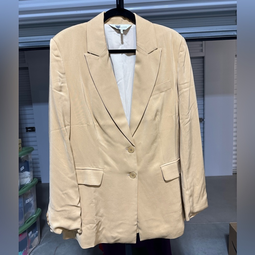 LITA | Two-Button Blazer - Picture 3 of 5